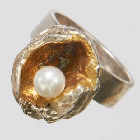 Ring, stl: 16½, GUK, Göteborg, 1982, pärla, silver 925 Vikt: 7,4 g