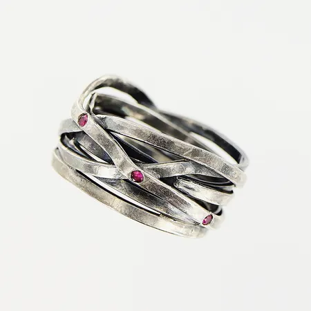 Ring Ingrid Trilk Malmö, stl 18½, bredd 10mm, rosa stenar, skevheter på skena, silver 925/1000. Vikt: 6,8 g