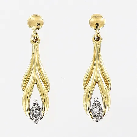 Ett par örhängen, diamanter 2 x ca 0,005ct, 21mm, en stopp saknas, 18K Vikt: 1 g