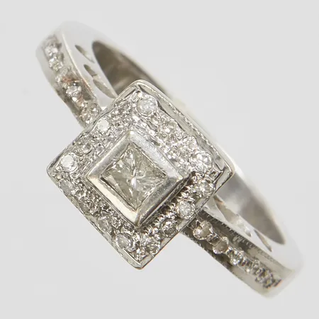 Ring med diamanter 1 x ca.0,12ct princesslipad samt 26 x ca.0,005ct, Ø17¼, bredd: 3,4-8,6mm, vitguld, 18K Vikt: 8,1 g