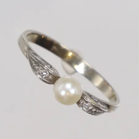 Ring i vitguld med diamanter 2xca0,01ct samt odlad pärla stl 17 bredd 2-4mm, 18K Vikt: 1,9 g