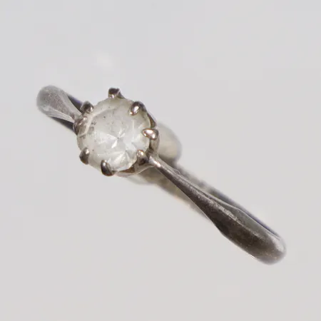 Ring med vit sten stl 17¼ bredd 1,5-5mm, små defekter, lite skev, silver 830/1000 Vikt: 1 g