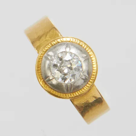 Ring med gammalslipad diamant 1 x ca.0,50ct, ca.TCr-W (I-H) / P2, skadad, Ø18, bredd: 4,9-10,7mm, fattning sannolikt i platina samt 18K guld, bruttovikt 7,0g Vikt: 7 g