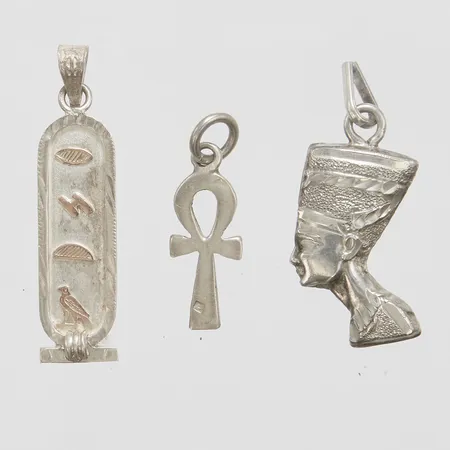 3 Hängen med Egyptiska motiv, silver 830 Vikt: 9,8 g