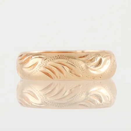 Ring mönstrad med gravyr, storlek 18 mm, bredd 5.3 mm, 18k. Vikt: 3,8 g