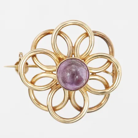 Brosch med cabochonslipad ametist, Guldvaruaktiebolaget G. Dahlgren & Co, Malmö år 1955, Ø 28 mm, 18K guld. Vikt: 4,6 g