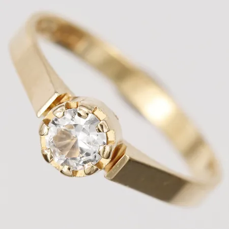 Ring med vit sten, stl: 17, bredd: 2,5-6mm, Kaplans Safir AB, Stockholm 2002, 18K guld Vikt: 2,5 g