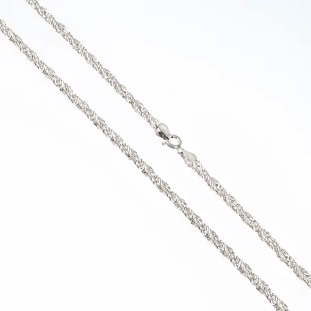 Collier, vriden länk i silver (925/1000). Den är 40 cm lång, 3,8 mm bred och väger 14,5g. Springring. 