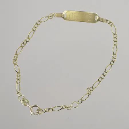 Armband med bricka, längd 15,5 cm, bredd 5 mm, graverad, 18K Vikt: 1,6 g