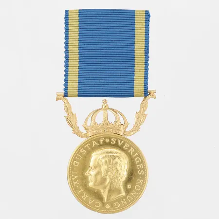 Medalj Carl XVI Gustaf Sveriges konung, För nit och redlighet i rikets tjänst, Ø27mm, tygband, personlig gravyr, fäste i 18K, 23K Vikt: 15,1 g