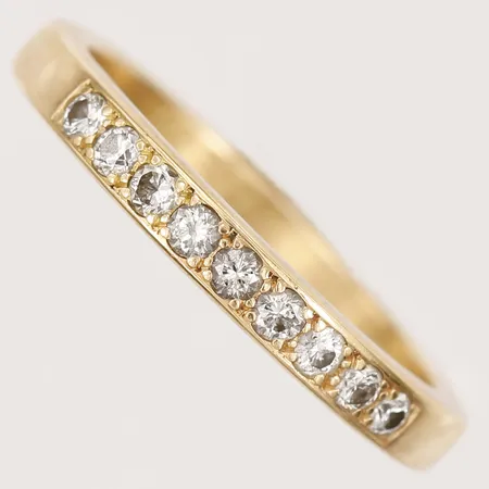 Ring med diamanter 9 x ca 0,25ct, stl: 18½, bredd: 3, gravyr, 18K guld. Vikt: 5,1 g