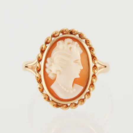 Ring med camé, Segir Aktiebolag Köping, storlek 17 mm, bredd 2-17.4 mm, 18k. Vikt: 2,9 g