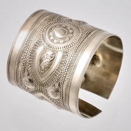 Armring i silver, 18cm, bredd 6cm, 830/1000, vikt 105,95g.