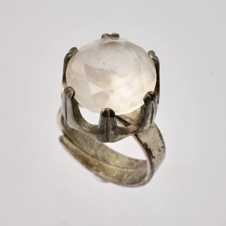 Ring i silver, stl 16½, öppen skena, bredd 5,4-14,6mm, 1st vit sten, mått Ø13,8mm, 925/1000, tillverkad av Bengt Hallberg, år 1975, vikt 7,6g.
