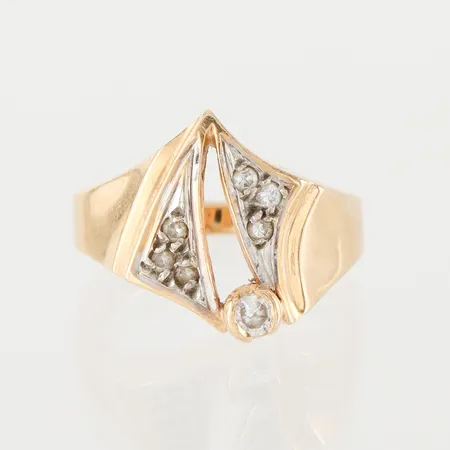 Ring med diamanter, Bengt Hallberg Köping, storlek 16 ¾ mm, bredd 2.3-15.4 mm, 18k. Vikt: 6,4 g