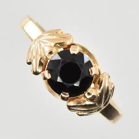Ring med svart sten, stl 18½, bredd 2-8 mm, 14K. Vikt: 3,3 g