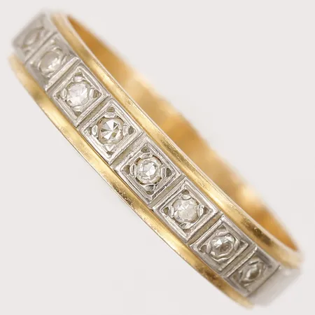 Ring med diamanter 8 x ca 0,01ct, stl 17¼, bredd 4mm, delvis vitguld, gravyr, 18K  Vikt: 3,2 g