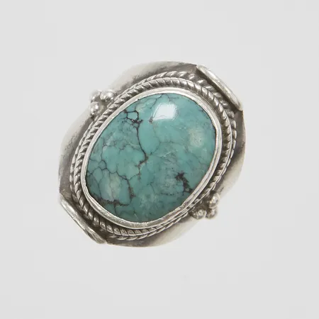 Ring med turkos, Ø16½, bredd:4,5-22,3mm, små sprickor som når upp till ytan, liten buckla, silver, 925/1000 Vikt: 7,2 g