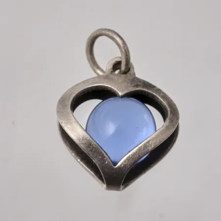 Hänge i silver, mått 11,6x14,5mm, 1st blå sten, mått Ø6,5mm, 925/1000, tillverkad av Alton, vikt 1,09g.