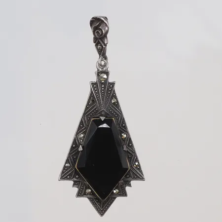 Hänge med svart sten troligen onyx samt markasiter, 24x50mm, Art Deco-stil, troligen 1930/40-tal, silver 835/1000 Vikt: 4,8 g
