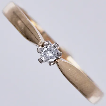 Ring med diamant ca 1x0,05ct enligt gravyr, 17¼, bredd ca 2mm, 14K Vikt: 1,5 g