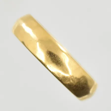 Ring, stl 16½, bredd 4 mm, gravyr, 18K. Vikt: 4,5 g