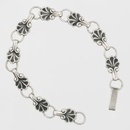 Armband med dekor av rocailler, längd: 16,5cm, bredd: 8mm, Victor Janson Guldvaru AB, Lindesberg 1955, silver Vikt: 5,1 g
