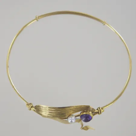 Armring med pärla/ametist 50-tal, justerbar, bredd 17,2 mm, defekt vass öppen bit, 18K Vikt: 7,6 g