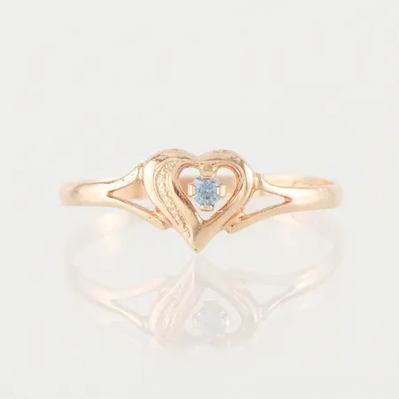 Ring med sten, tunn/ojämn form, storlek 17 ½ mm bredd 1.4-6.8 mm, 14k. Vikt: 0,7 g