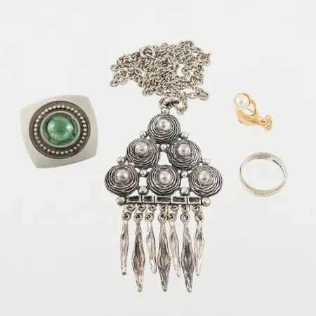 Diverse bijouterier + silverring med gravyr, 4.4 gram. Vikt: 0 g Skickas med paket.