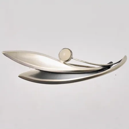  Brosch i silver, mått 21x67,8mm, 1st mjölkvit sten mått Ø7mm, 813/1000, tillverkad av Kupittaan Kulta Oy, år 1960, vikt 4,84g.