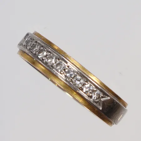 Alliansring tvåfärgad med diamanter 10xca0,025ct stl 18 bredd 4mm, MAG (Juvel-Magnus AB) Göteborg 1969, 18K Vikt: 4,5 g