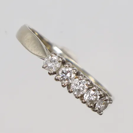 Ring i vitguld med diamanter 5xca0,06ct stl 17 bredd 1,5-3mm, 18K Vikt: 2,1 g