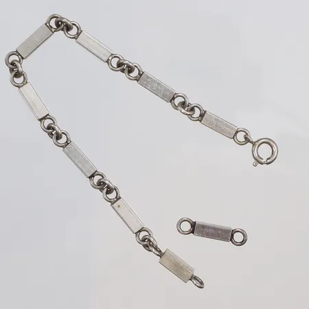 Armband Stavlänk efter Wiwen Nilsson 16cm, bredd ca 3mm, kortad länk med tillhörhande extra länkbit (18mm), bruksslitage, ostämplat silver  Vikt: 13,4 g