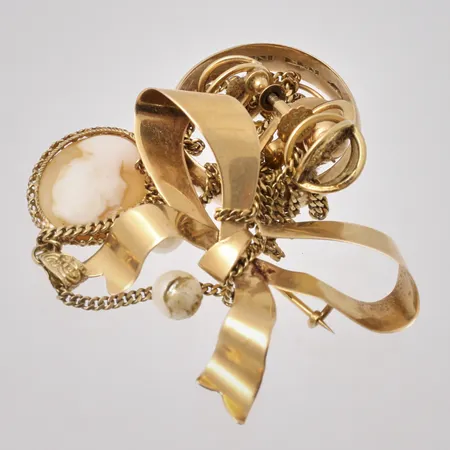 Diverse defekt guld, 18K, bruttovikt 17,47g, ca nettovikt 16,5g.