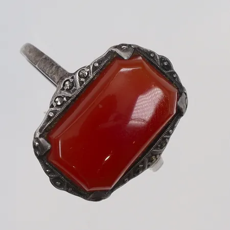 Ring med organge sten, troligen karneol stl 17¾ bredd 1,5-17mm, Art Deco-stil silver 835/1000 Vikt: 3,8 g