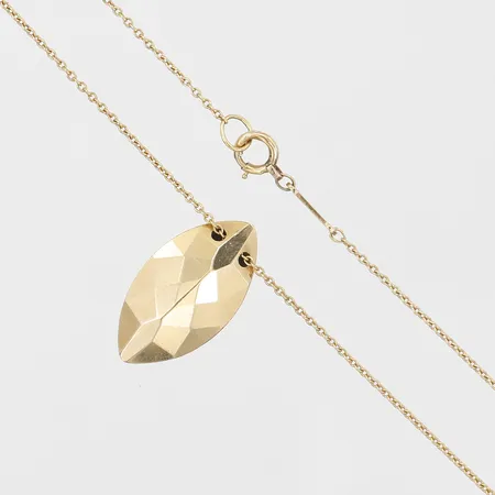 Collier, Elsa Peretti för Tiffany & Co, navettformat hänge med kedja, ankarlänk, längd: 48 cm, hängets höjd: 20 mm, hängets bredd: 11 mm, kedjans bredd: 1 mm, ask/kartong, 18K guld.  Vikt: 4,2 g