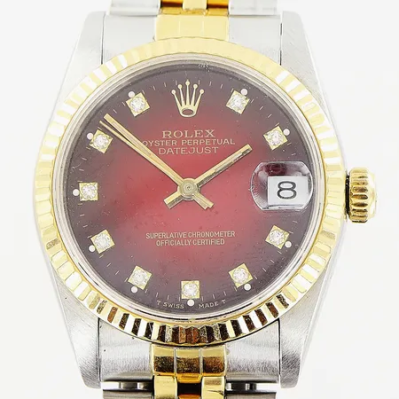 Damur Rolex datejust, stål/guld, automatisk, Ø29mm, vinröd urtavla med diamanter vid index, ref nr 68273, serie nr 8120280, caliber 2135, verk nr 1084339, jubileelänk stål/guld 18cm, extra länkbitar 3cm, slapp länk, smärre nagg på glas, box, inga övriga tillbehör. Vikt: 0 g