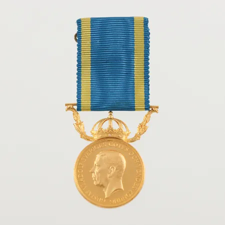 Medalj Gustav VI Adolf , 18/23k, gravyr, totalvikt med tygband 15.3 gram. Vikt: 15,3 g