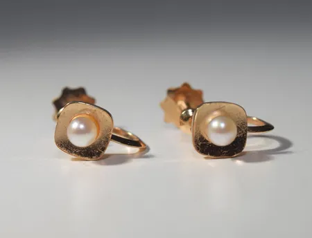 Ett par örhängen med pärla, längd 1,6cm bredd 1cm, 18k Vikt: 1,9 g