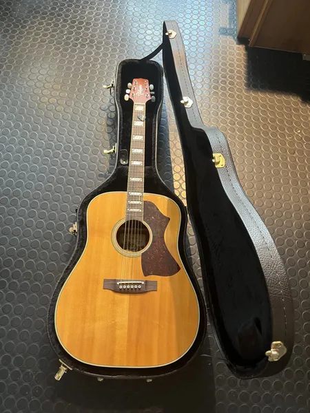 Guitarr takamine ETA 340 S VN med hård väska med slitage Skickas med Bussgods eller PostNord