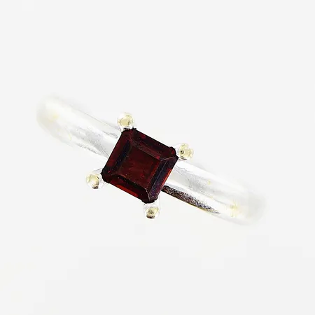 Ring, röd sten, stl 17½, bredd 2,5-6,5mm, vitguld, i behov av rodiering, 18K Vikt: 5,3 g