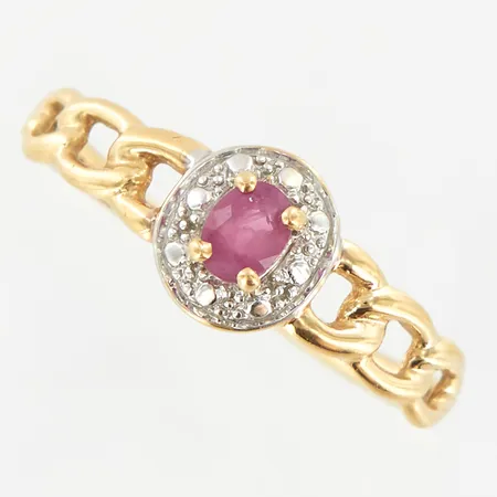Ring med röd sten, infattning i vitguld, stl 18, bredd framtill ca 8mm, 18K Vikt: 1,6 g