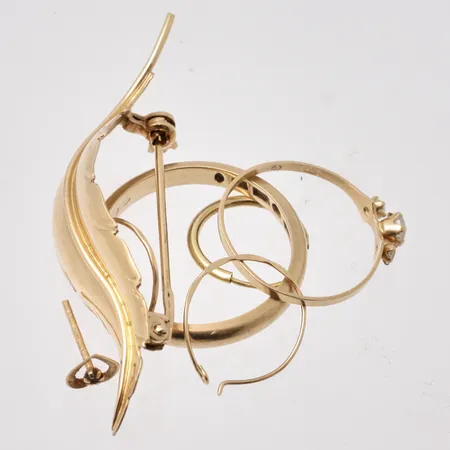 Diverse defekt guld, 18K, vikt 9,54g.