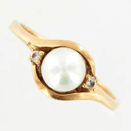 Ring med pärla samt två diamanter ca 0,02ctv, stl 16¾, bredd 8mm, defekt, en böjd klo, 18K  Vikt: 2,6 g