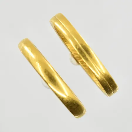 2 ringar, stl 18½, bredd 3 mm, gravyr, 23K. Vikt: 8,8 g