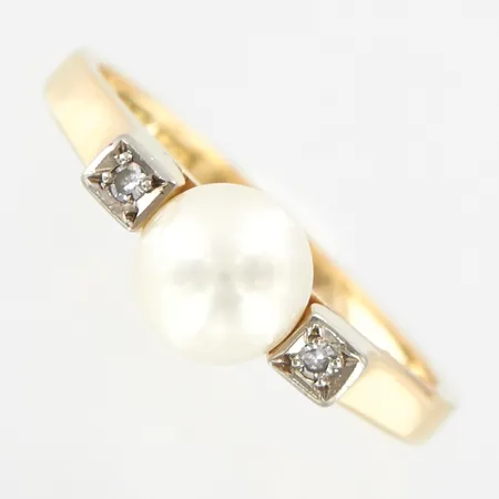 Ring med diamanter 2x0,01ct, samt odlad pärla, stl 16½, bredd ca 2mm, 18K Vikt: 2,9 g