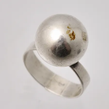 Ring i silver, stl18¾, bredd 6-15mm, 830/1000, tillverkad av Alton, år 1967, vikt 6,66g.