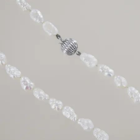 Pärlhalsband med silverlås 925/1000, längd 87 cm Vikt: 25,5 g
