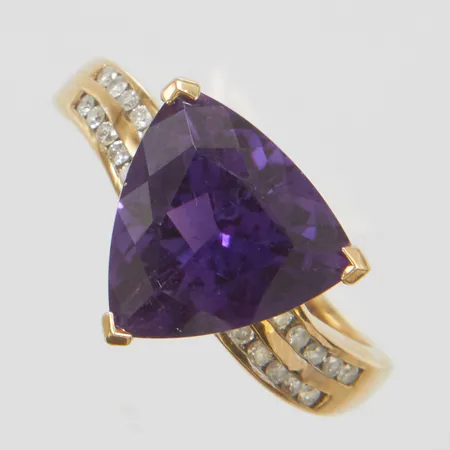 Ring med en trilliantslipad ametist ca.10,5x10,5mm samt diamanter 20 x ca.0,005ct, Ø17¼, bredd: 1,9-11,4mm, 9K Vikt: 3,5 g